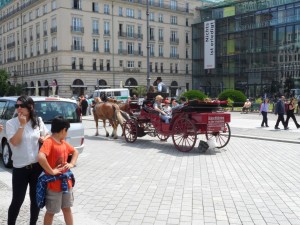 Anfang einer Kutschfahrt vor dem Hotel Adlon