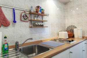Küche mit Wasserkocher, Toaster, Kaffeemaschine