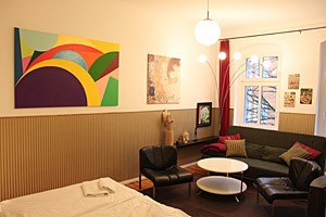 Gemütliches Wohnzimmer mit Kunstwerken und neuen Möbeln