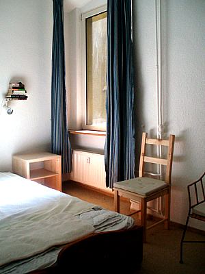 Schlafzimmer mit Doppelbett 1,40 m x 2.20 m und 1 Kinderbett