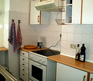 Küche mit Geschirrspüler und Waschmaschine