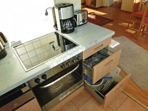 Kochgeschirr, Besteck, Kaffeemaschine, Toaster, Wasserkocher