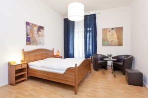 2. Schlafzimmer mit schönem Holzbett  (1,80 x 2,00m) 