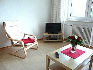 Wohnzimmer mit Tisch und TV