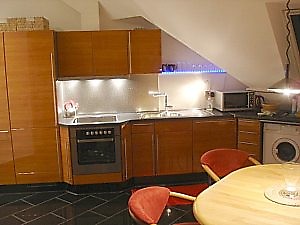 Wohnküche mit hochwertiger Küchenzeile,Granitboden,