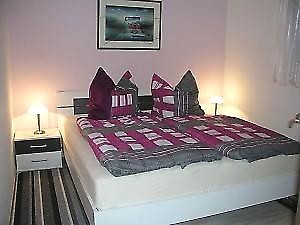Schlafzimmer mit Doppelbett, 2 Tischlampen, 2 Kommoden, großem Spiegel, Kleiderschrank, TV