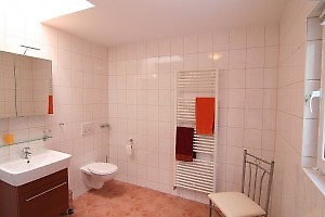 Das großzügige und helle Bad (ca. 8 m2) verfügt über Dusche, Waschgelegenheit und Toilette. 