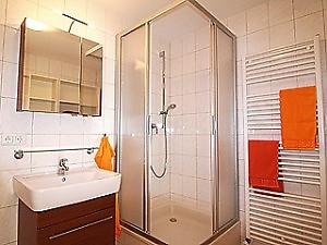 Beide Bäder (je ca. 6 m2) sind mit einer großen Dusche, Waschgelegenheit und Toilette ausgestattet.