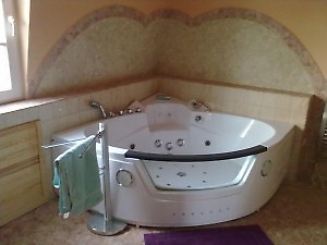 Jacuzzi tub for 2 people