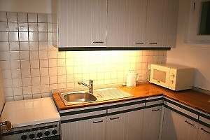 Die Küche – verfügt über einen Elektroherd mit vier Kochfeldern und Backofen, eine Espressomaschine, Kühlschrank mit Eisfach, Mikrowelle und einen Wasserkocher.