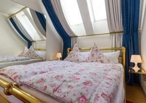 romantisches Schlafzimmer mit Dachschrägenfenstern