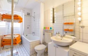 Badezimmer mit Wanne und Fenster