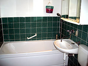 bathroom with bathtab