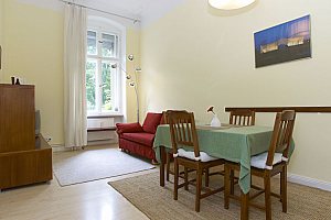 Wohnzimmer mit Esstisch, Schlafsofa, TV